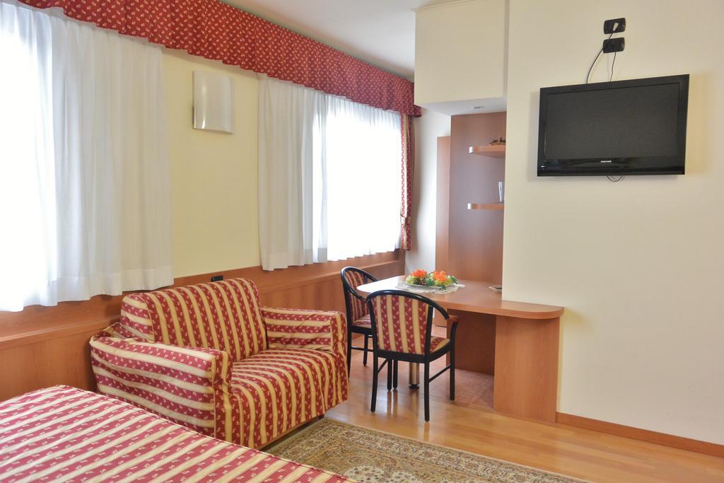 Melas Hotel メラーテ エクステリア 写真